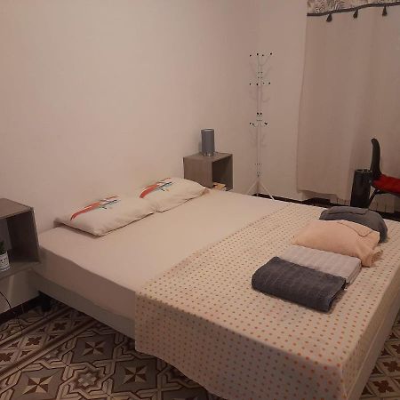 Petit Appart Entier Au Coeur Des Remparts - Netfix Et Connection Fibre Gratuits Carpentras Ngoại thất bức ảnh